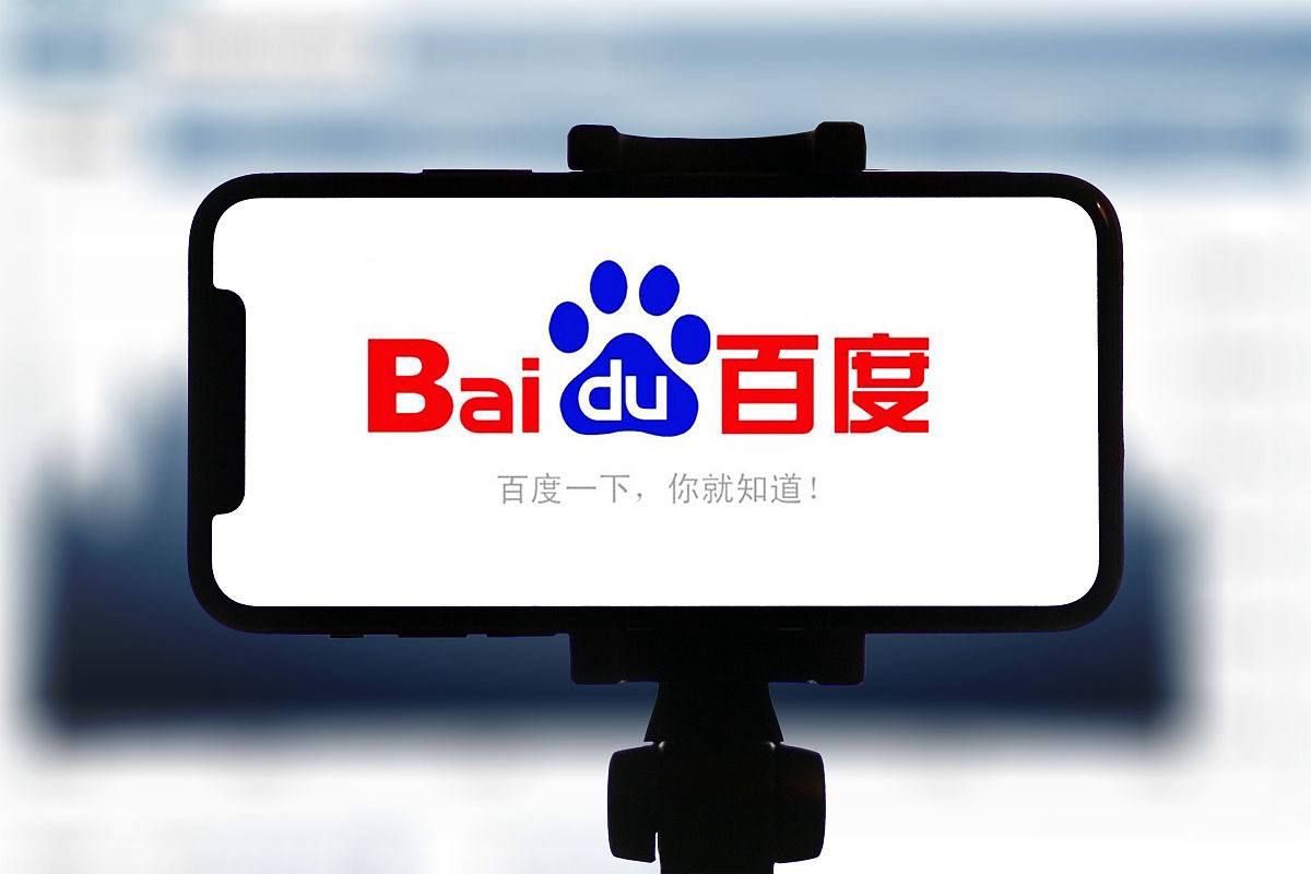 欧豪把个角色的名字挂在衣服上